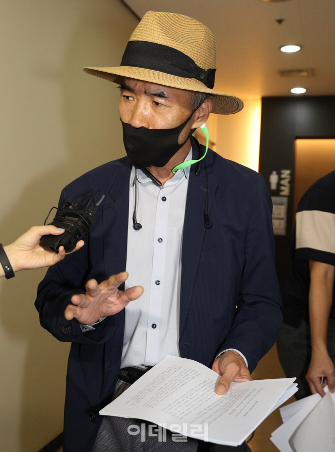 취재진 질문에 답하는 피격 공무원의 친형                                                                                                                                                           