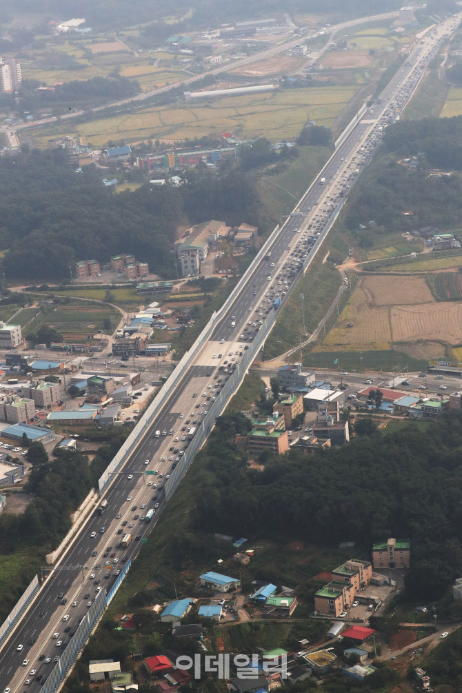 추석 연휴 정체가 이어지고 있는 서해안고속도로                                                                                                                                                     
