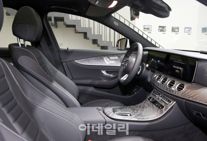 '더 뉴 메르세데스-벤츠 E 클래스'의 실내                                                                                                                                                 