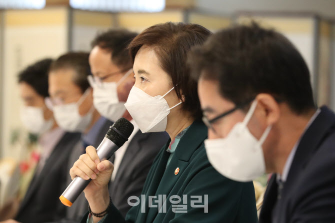 유은혜 장관, 코로나19 관련 교육 현장 의견 청취                                                                                                                                                    