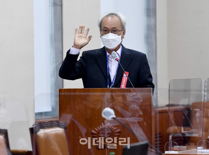 국정감사, '선서하는 문성현 경사노위 위원장'                                                                                                                                             