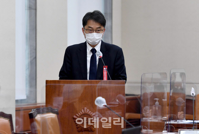 국정감사, '업무보고하는 박준시 최저임금위원장'                                                                                                                                          