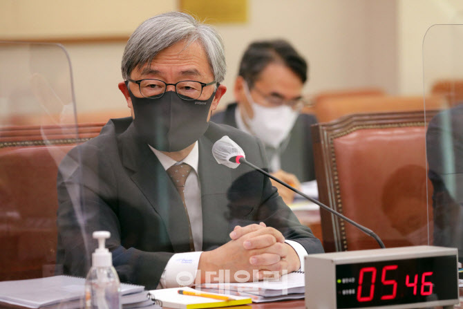 국정감사, '질의에 답하는 최재형 감사원장'                                                                                                                                               