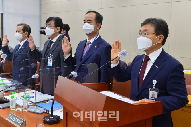 국정감사, '증인선서하는 권덕철 한국보건산업진흥원 원장'                                                                                                                                 