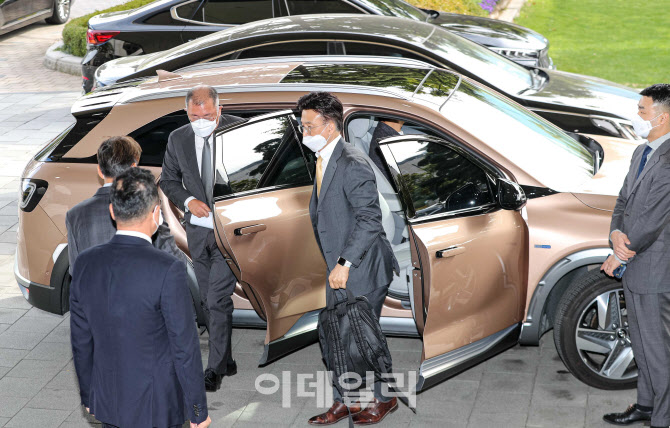 수소전기차에서 내리는 정의선 회장                                                                                                                                                                 