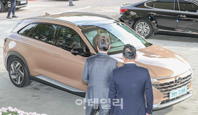 수소전기차 탄 정의선 회장                                                                                                                                                                         