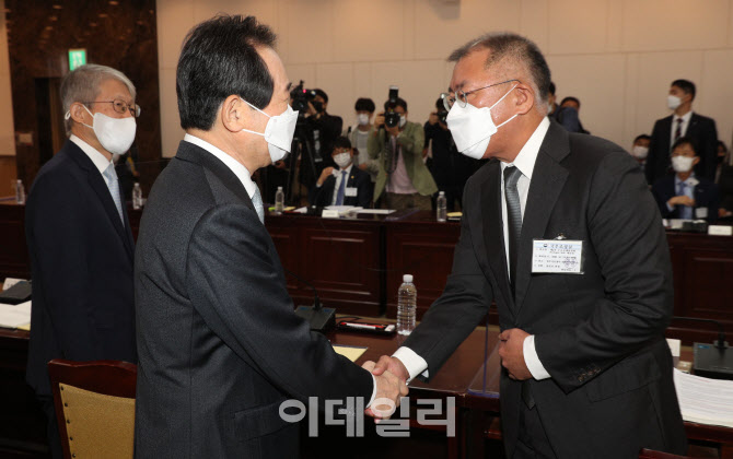 인사 나누는 정세균 총리-정의선 회장                                                                                                                                                               