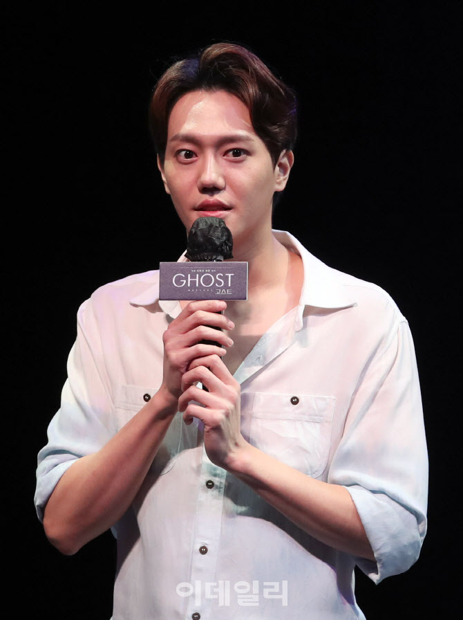 인사말하는 배우 김진욱                                                                                                                                                                            