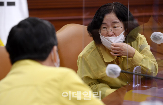  대화하는 공정위원장                                                                                                                                                                              