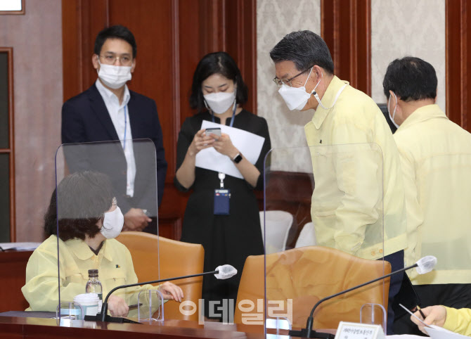  금융위원장과 공정거래위원장의 대화                                                                                                                                                               