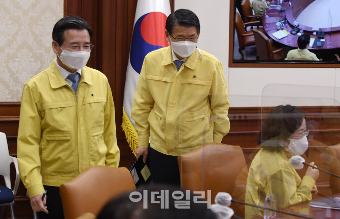  비상경제 중앙대책본부 회의 참석하는 금융위원장                                                                                                                                                   