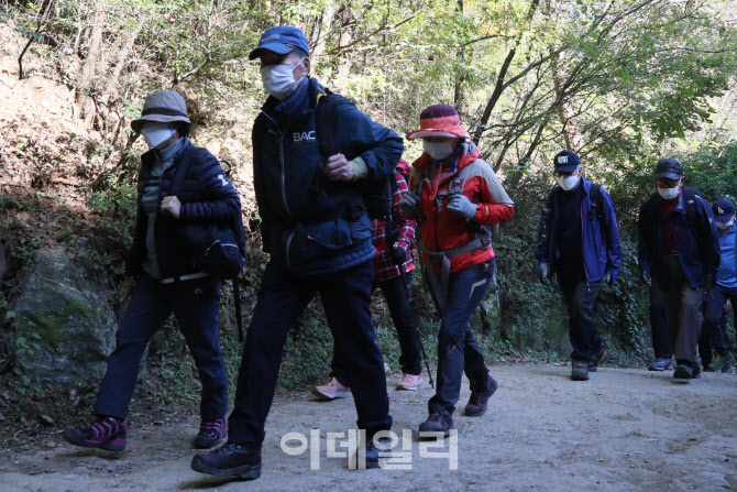 사회적 거리두기 1단계 마스크 쓰고 등산                                                                                                                                                            