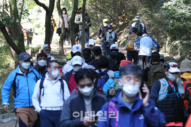 거리두기 1단계, 북적이는 청계산                                                                                                                                                                   