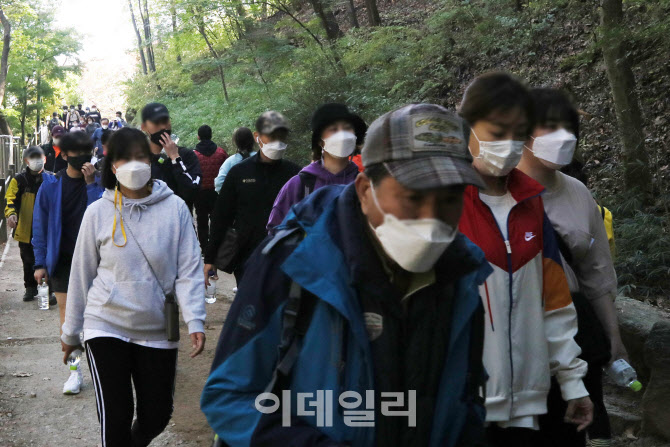 마스크 쓰고 청계산 등산하는 시민들                                                                                                                                                                
