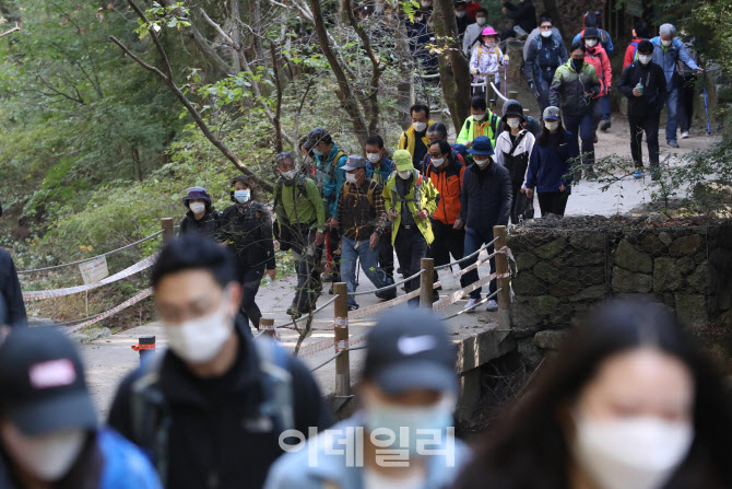 거리두기 1단계, 청계산에서 마스크 쓴 등산객들                                                                                                                                                     