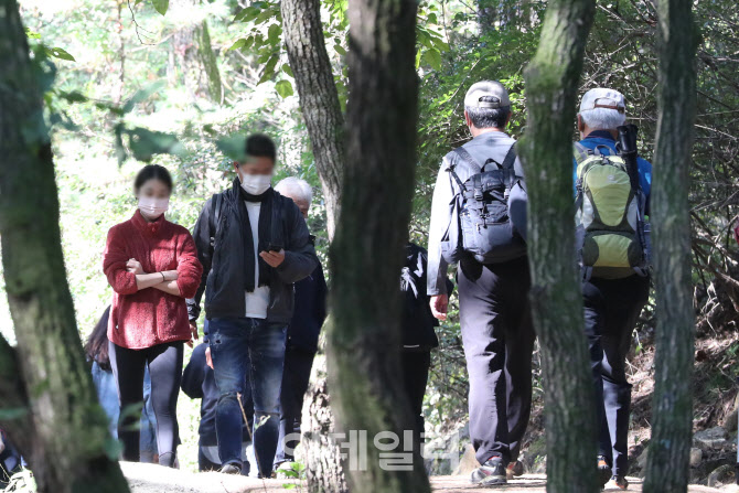 마스크 쓰고 등산                                                                                                                                                                                  