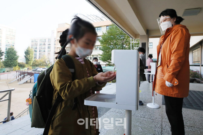 등교하기전에 손소독하는 학생                                                                                                                                                                      