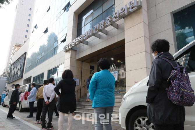 인플루엔자 백신 접종 기다리는 시민들                                                                                                                                                              