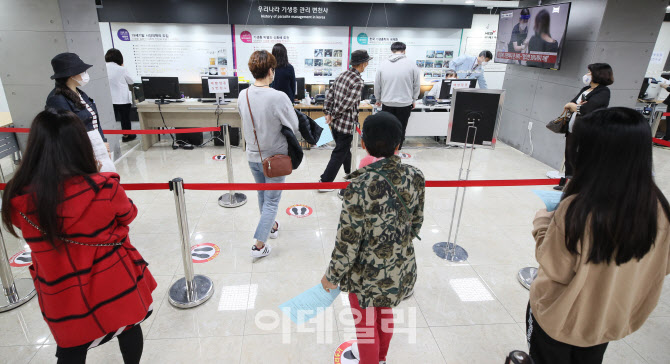 거리두며 백신 접종 기다리는 시민들                                                                                                                                                                