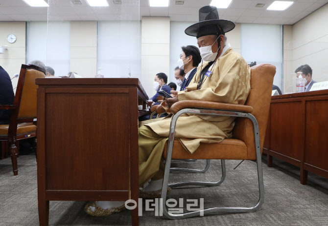 '짚신 신고 갓 쓰고 국감출석'                                                                                                                                                            