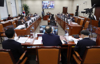 국회로 간 한국형 '미니 이지스함' 사업 공정성 논란