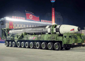 北 신형 ICBM, 외부 도입 가능성…"벌목 트럭 위장했을 수도"