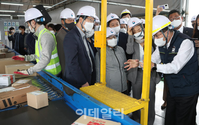 국정감사, '택배 분류 작업장 찾은 국회 환노위 의원들'                                                                                                                                    