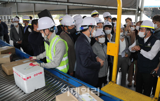 '택배 분류 작업장 찾은 국회 환노위 의원들'                                                                                                                                              