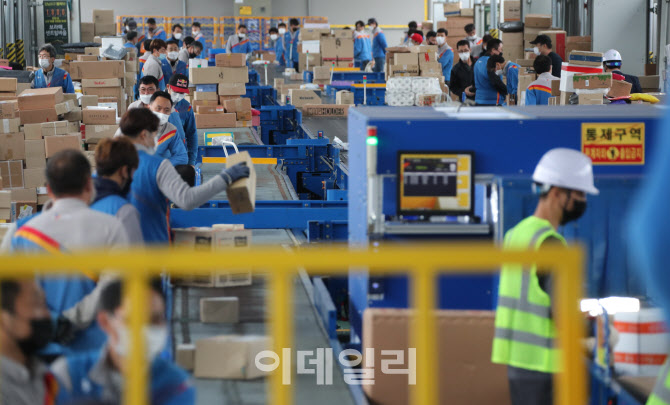 '분류 작업하는 택배 기사들'                                                                                                                                                             