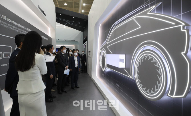 자동차 배터리 기술 살펴보는 지동섭 SKI 대표                                                                                                                                                       