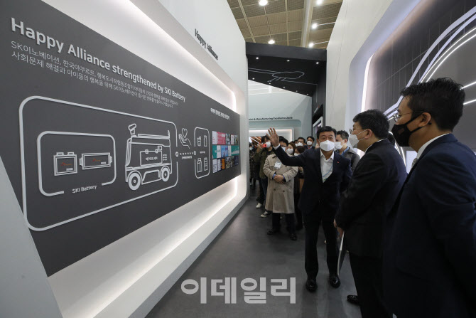 배터리 기술 설명하는 지동섭 SKI이노 대표                                                                                                                                                          