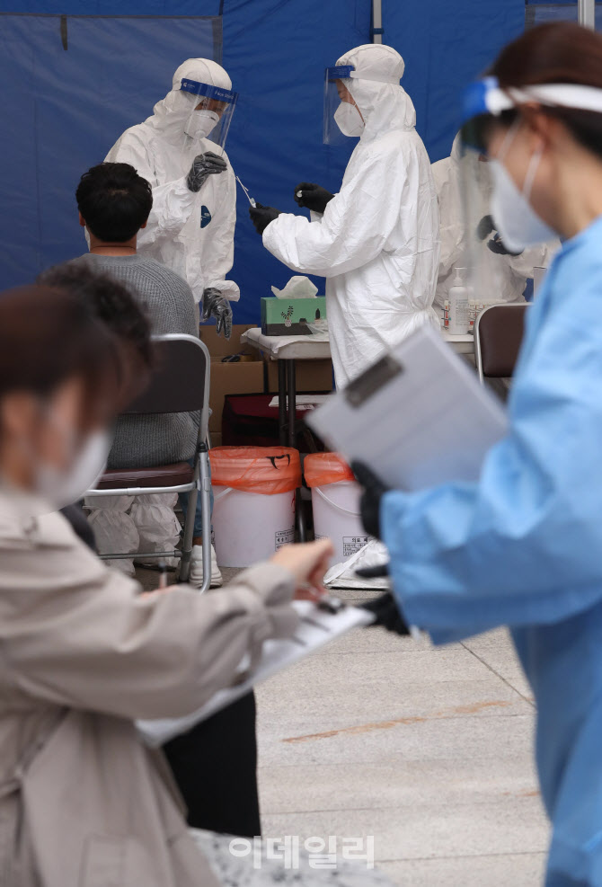 코로나19 검사 받는 학원 강사들                                                                                                                                                                    