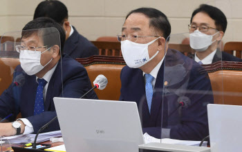 홍남기 “‘대주주 3억’ 국회서 논의하면 머리 맞대겠다”