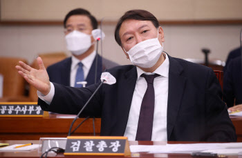 尹 “총장은 장관 부하 아냐”…秋에 카운터펀치 '꽝'(종합)