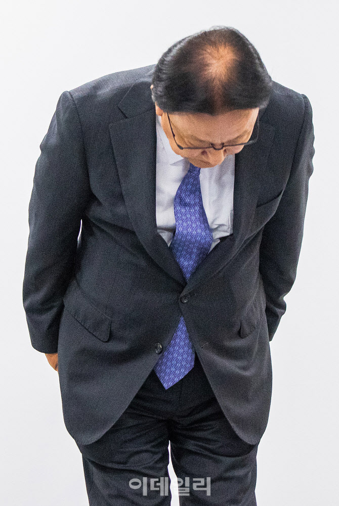 사과문 발표 마친 박근희 대표이사                                                                                                                                                                  