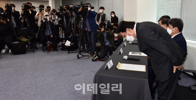 고개 숙인 박근희 CJ대한통운 대표이사                                                                                                                                                              