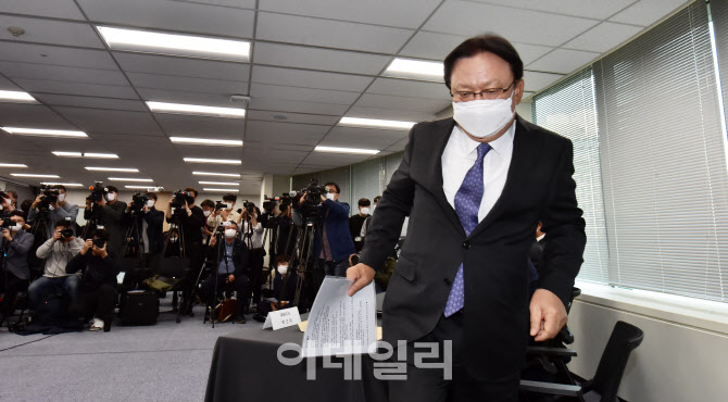 단상으로 향하는 박근희 CJ대한통운 대표이사                                                                                                                                                        