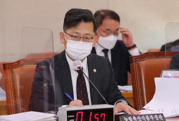 김현수 장관, 농업인안전보험 개선 요구에 “살펴보겠다”