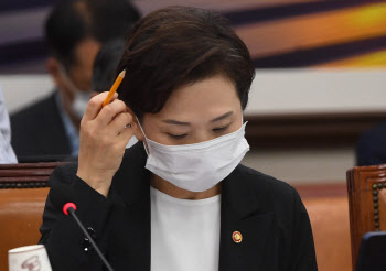 김현미 “택배 늘어도 노동자 몫은 적어…다음달 대책 발표”