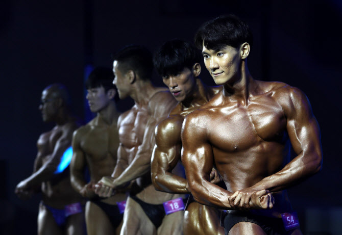 포즈취하는 머슬마니아 참가자들                                                                                                                                                                          