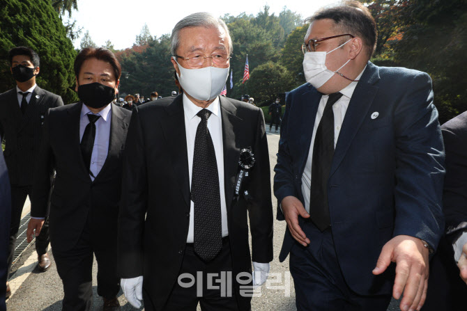 박정희 대통령 묘소에 헌화 않고 추도식장 나서는 김종인'                                                                                                                                       