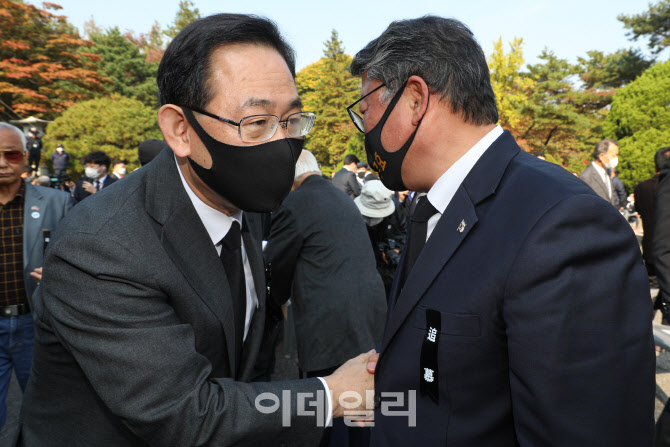 박정희 대통령 추도식, '악수하는 주호영-조원진'                                                                                                                                          