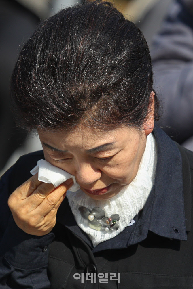 박정희 대통령 추도식, '눈물 닦는 박근령'                                                                                                                                                