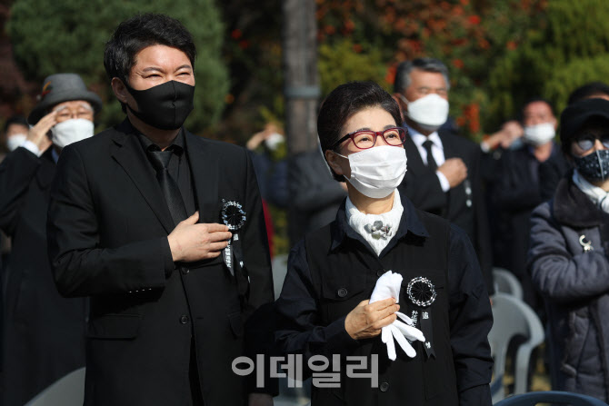 박정희 대통령 41주기 추도식 참석한 박근령-신동욱                                                                                                                                                  