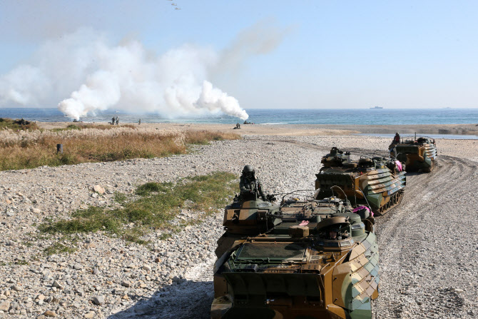  이동하는 장갑차                                                                                                                                                                                  