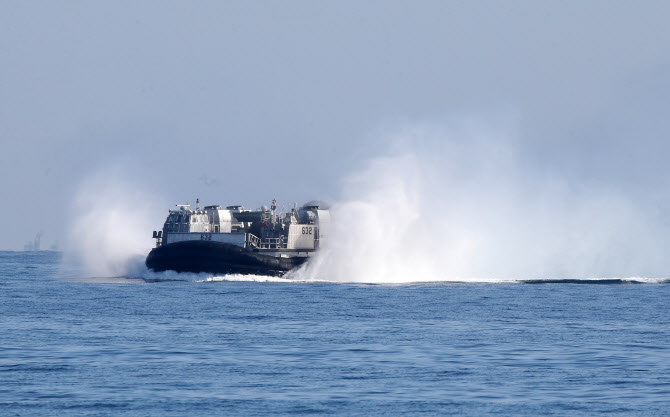  돌진하는 공기부양정                                                                                                                                                                              