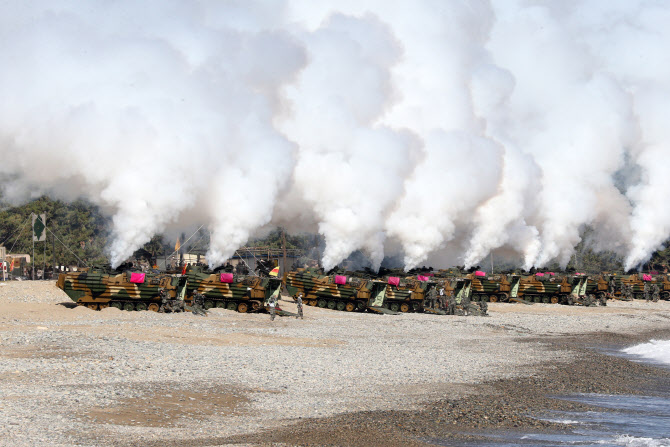  연막탄 터뜨리는 장갑차                                                                                                                                                                           