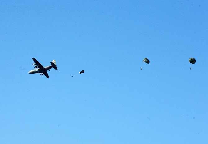  수송기에서 내리는 해병대원                                                                                                                                                                       