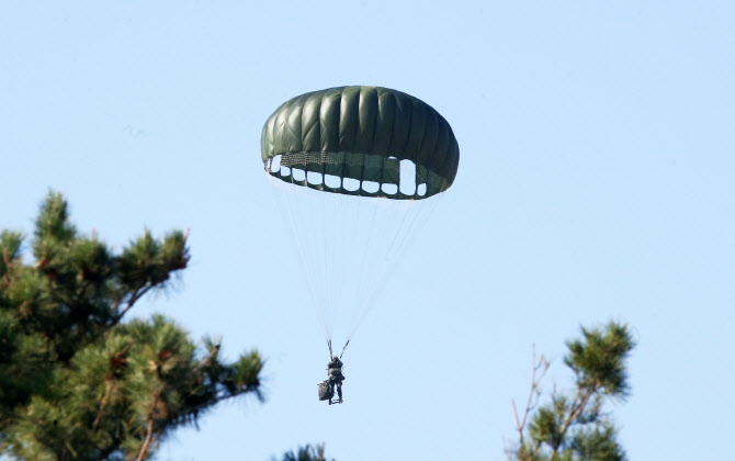  낙하산 탄 해병대 공정대원                                                                                                                                                                        