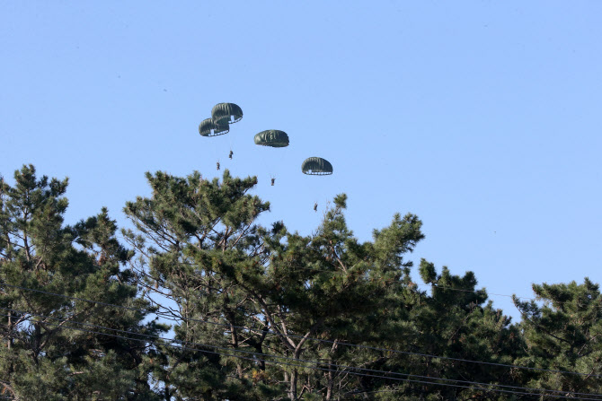  낙하산 타고 내리는 해병대원                                                                                                                                                                      